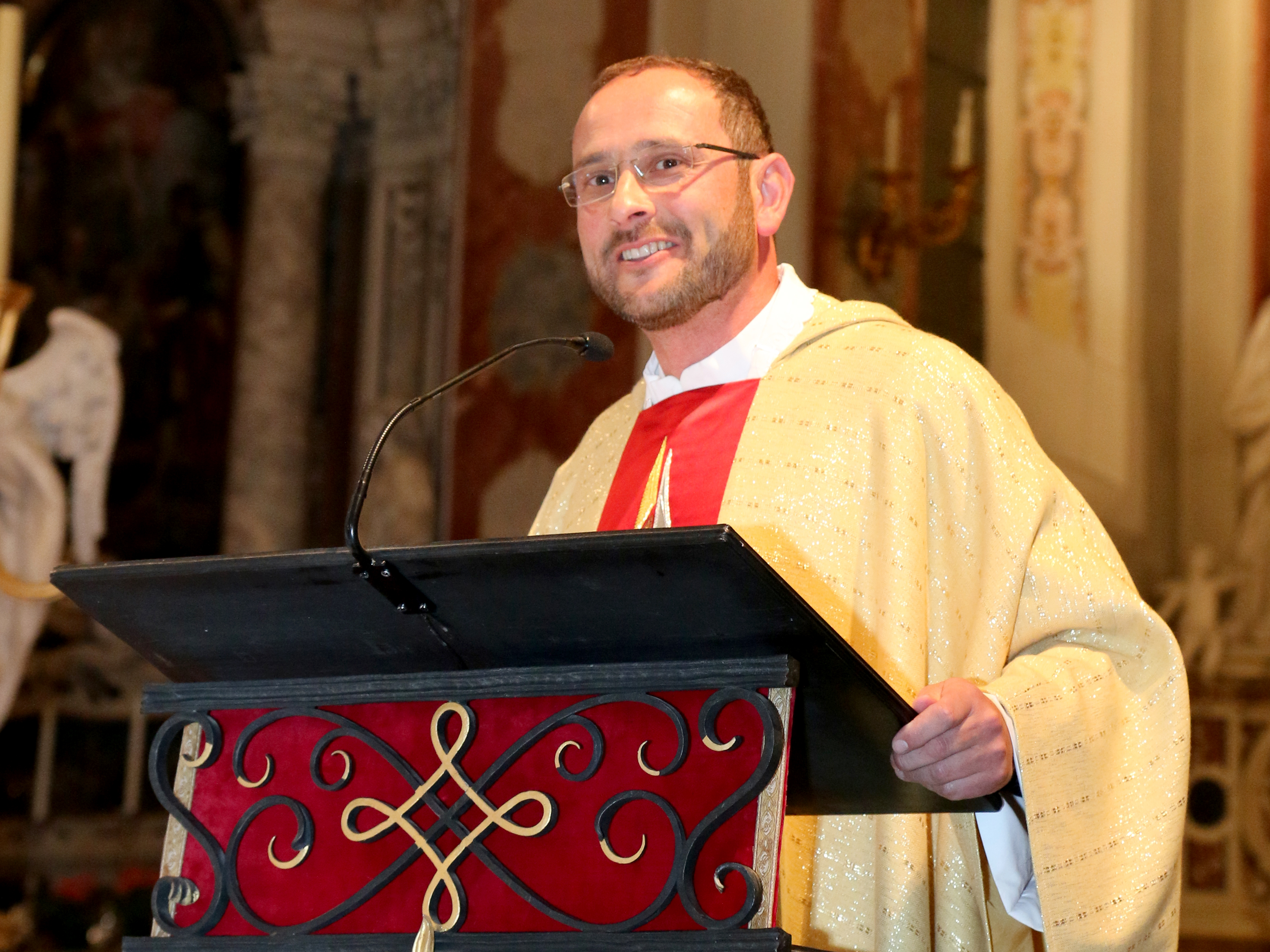 Pfarrer Christoph Wiesler bei der Predigt